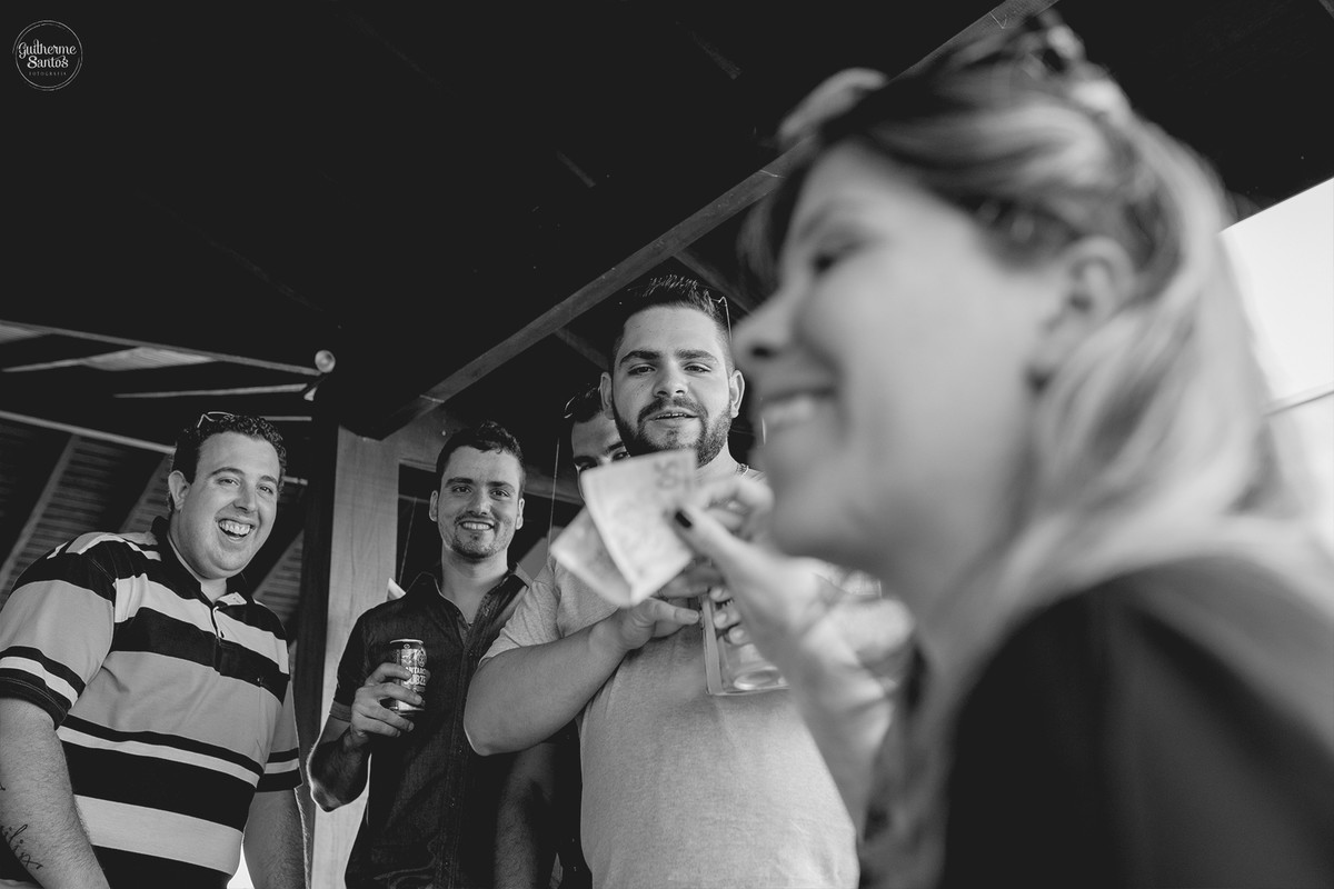 Foto de um casamento rustico e convidados curtindo junto com os noivos, fotografia de casamento realizado na cidade de jaú-sp com o fotógrafo Guilherme Santos