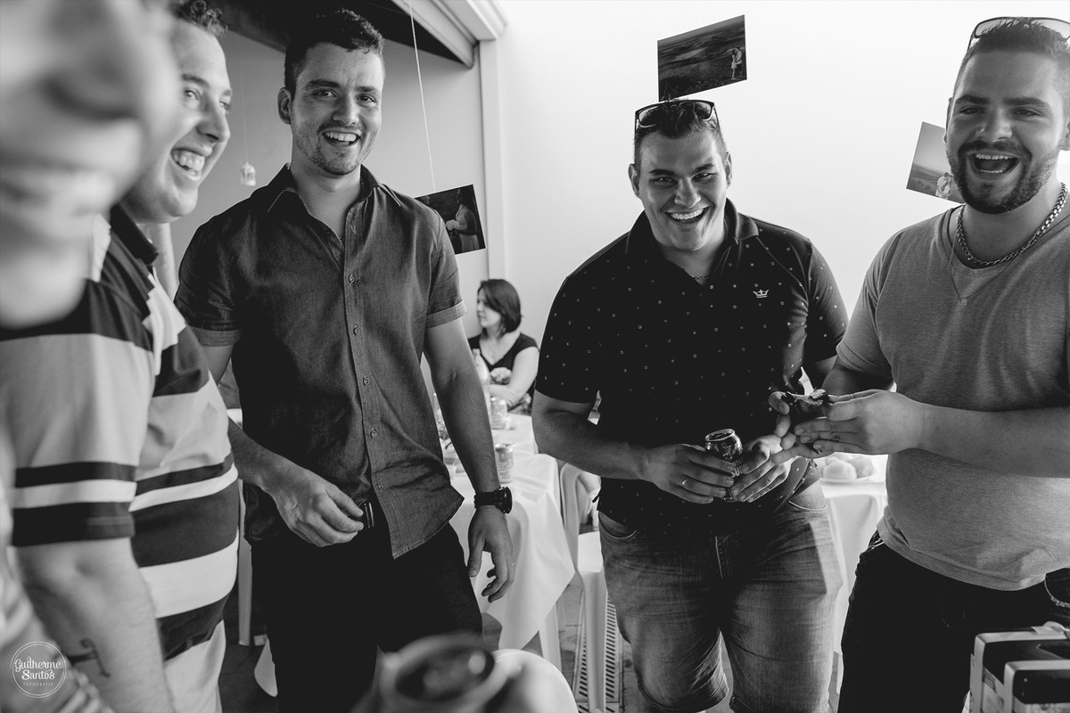 Foto de um casamento rustico e convidados curtindo junto com os noivos, fotografia de casamento realizado na cidade de jaú-sp com o fotógrafo Guilherme Santos