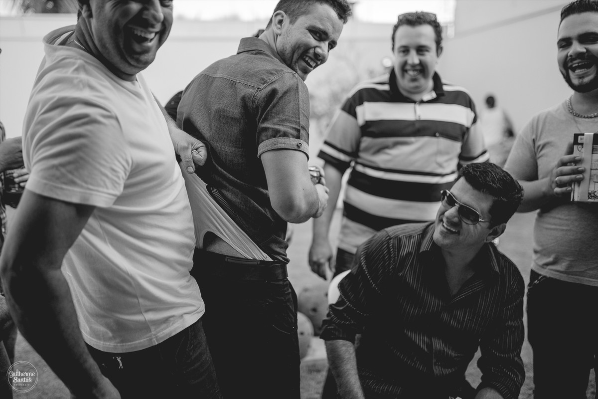 Foto de um casamento rustico e convidados curtindo junto com os noivos, fotografia de casamento realizado na cidade de jaú-sp com o fotógrafo Guilherme Santos