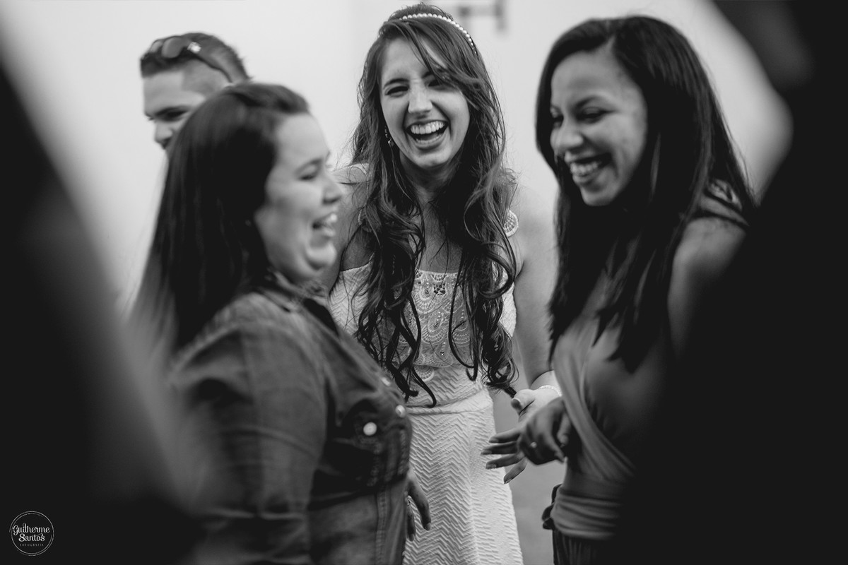 Foto de um casamento rustico e convidados curtindo junto com os noivos, fotografia de casamento realizado na cidade de jaú-sp com o fotógrafo Guilherme Santos