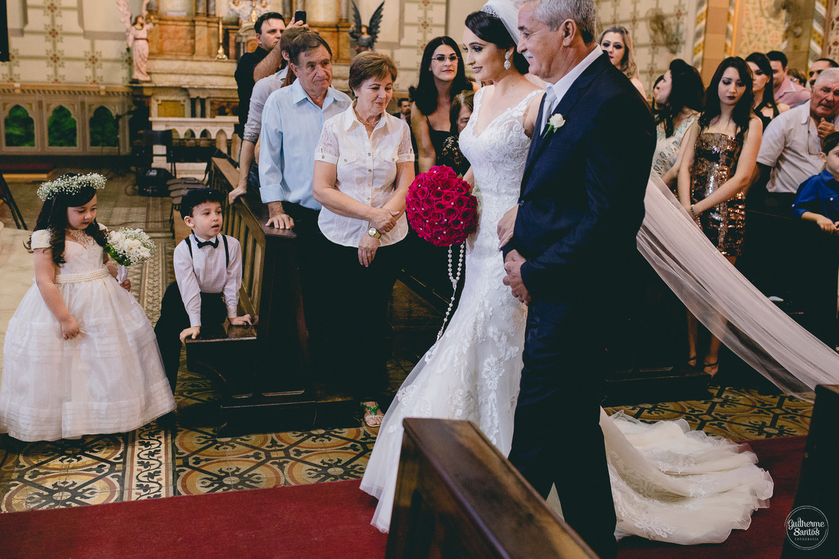 Fotografia de casamento realizada na cidade de jaú-sp, fotógrafo Guilherme Santos, cerimônia Igreja Matriz Nossa Senhora do Patrocínio, recepção Grevillea Eventos, pessoas felizes e momentos especiais