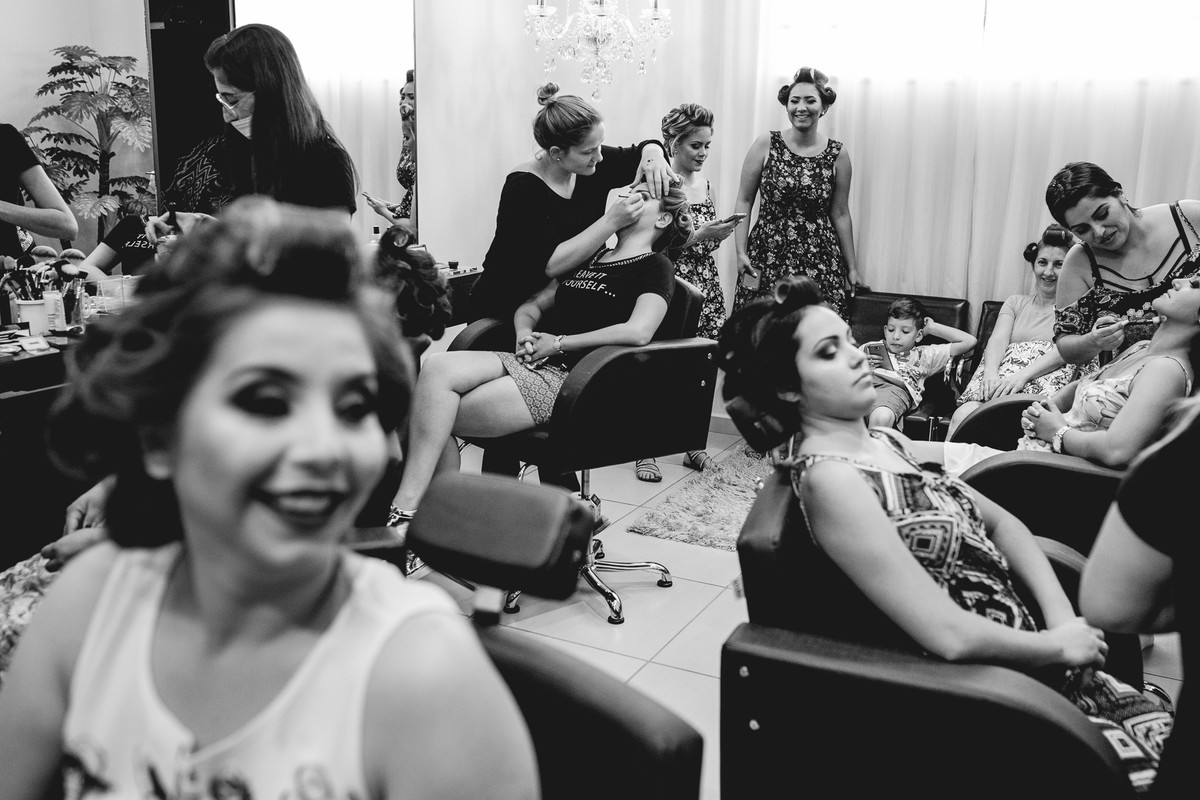 Fotografia de casamento pelo fotógrafo Guilherme Santos, noiva e madrinhas de casamento se arrumando juntas no making of