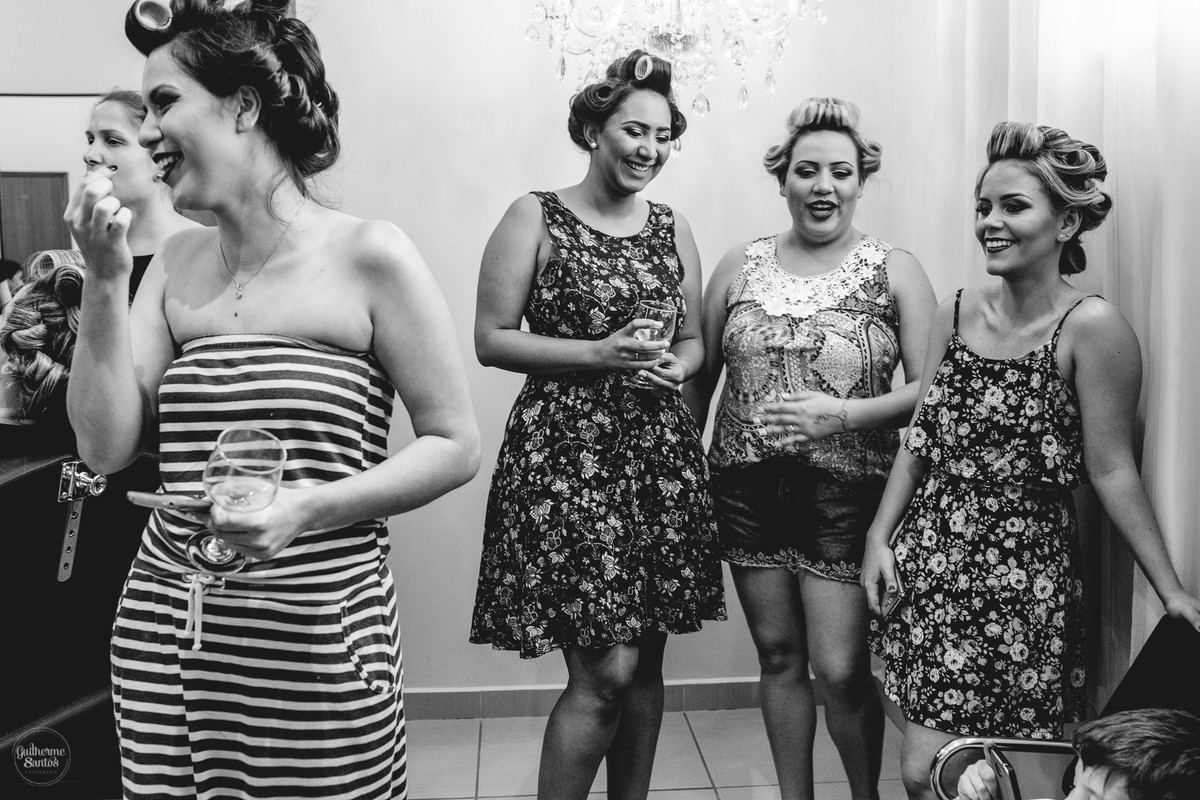 Fotografia de casamento pelo fotógrafo Guilherme Santos, making of da noiva com as madrinas curtindo o momento e sorrindo