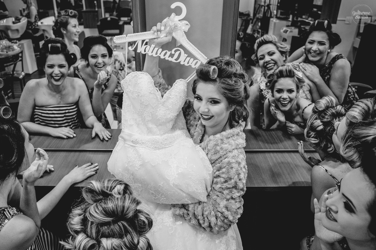 Fotografia de casamento pelo fotógrafo Guilherme Santos, making of da noiva com a noiva segurando o vestido junto com as madrinhas