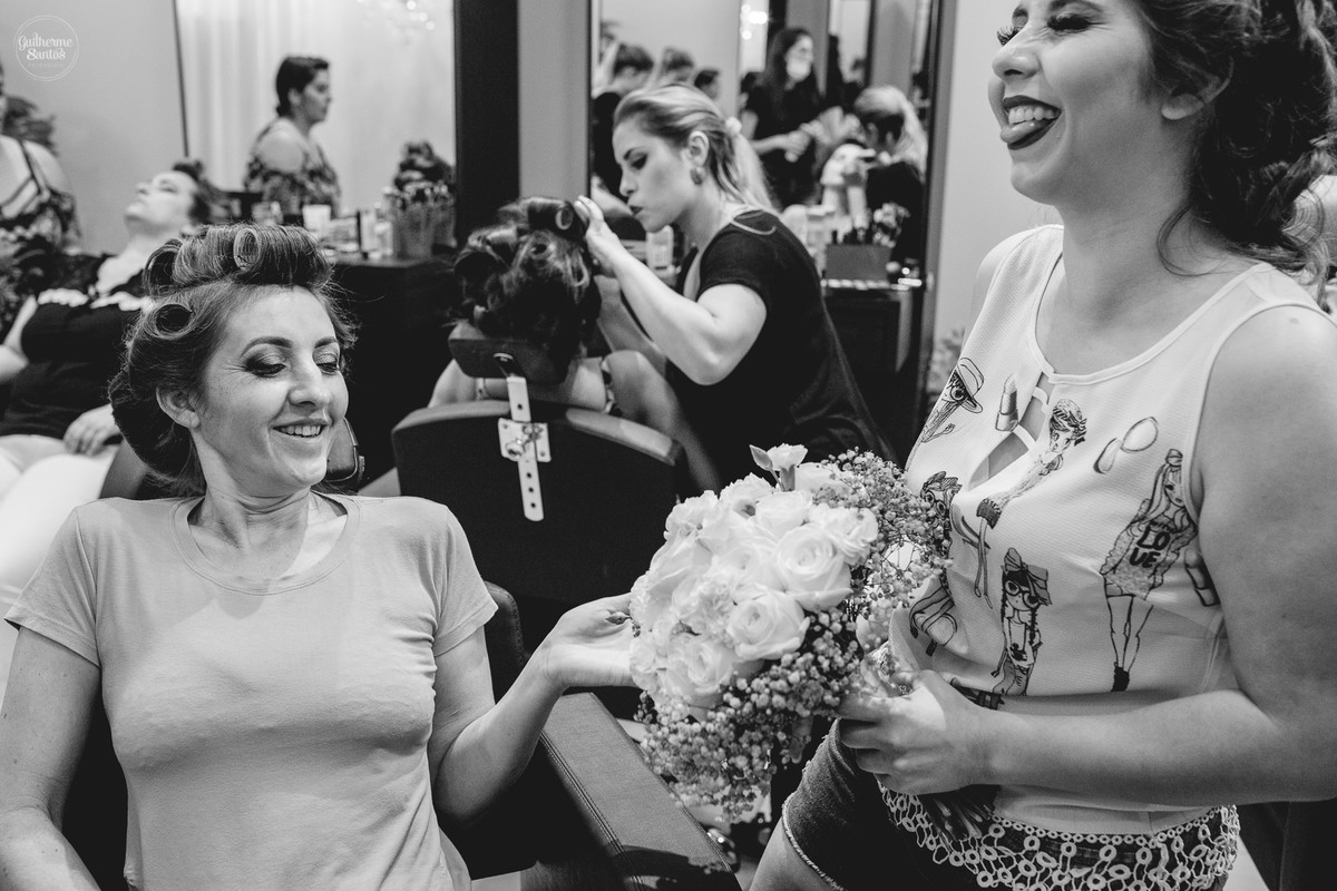 Fotografia de casamento pelo fotógrafo Guilherme Santos, noiva e sua mãe no making of na chegada do buque.