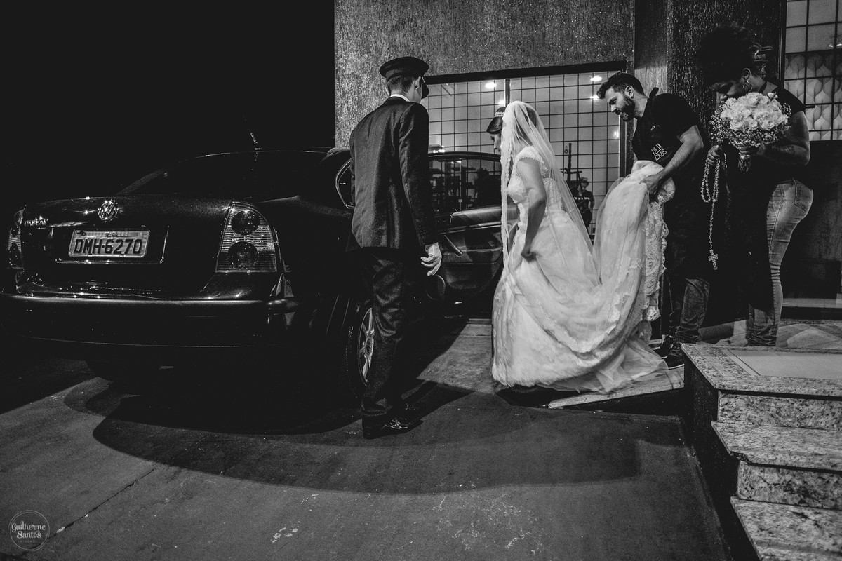 Fotografia de casamento pelo fotógrafo Guilherme Santos, noiva entrando no carro indo para o casamento
