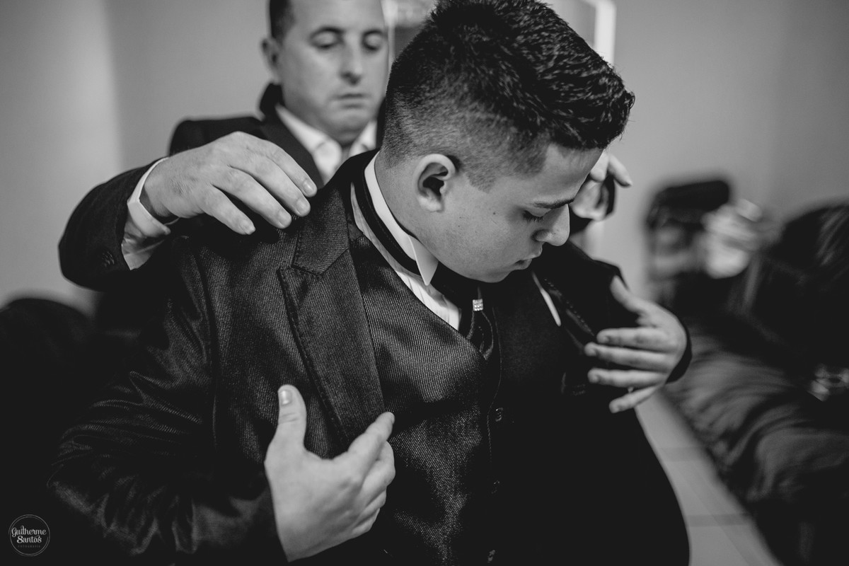 Fotografia de casamento pelo fotógrafo Guilherme Santos, making of no noivo junto com o pai e familia