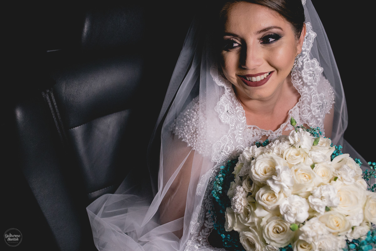 Fotografia de casamento pelo fotógrafo Guilherme Santos, noiva no carro sorrindo esperando para entrar na igreja
