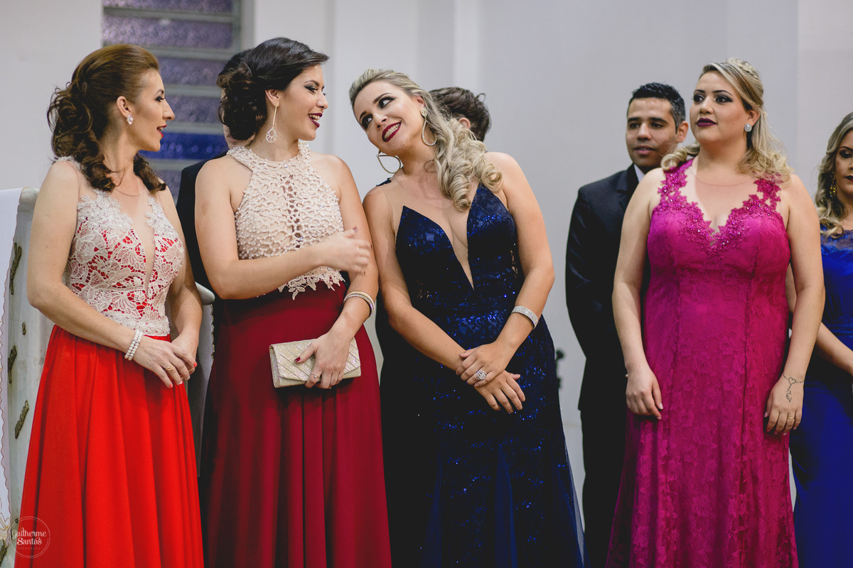 Fotografia de casamento pelo fotógrafo Guilherme Santos, madrinhas brincando e sorrindo esperando a entrada na noiva no casamento