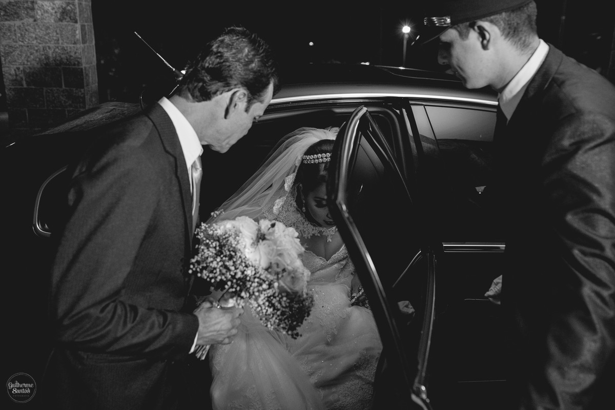 Fotografia de casamento pelo fotógrafo Guilherme Santos, noiva chegando na igreja com o pai