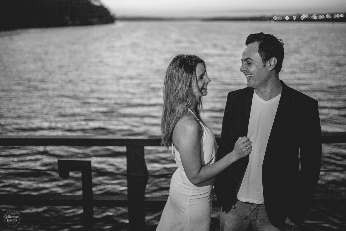 Ensaio pré casamento de Guilherme Santos Fotografia que rolou na Arealva – SP, sessão fotográfica no nascer do sol. Noivos se olhando e sorrindo na vista para uma linda paisagem.
