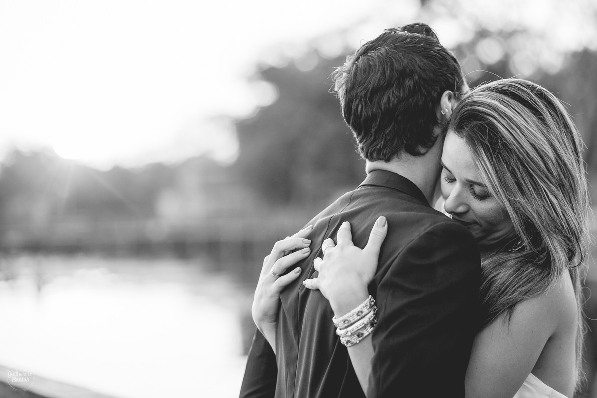 Ensaio pré casamento de Guilherme Santos Fotografia que rolou na Arealva – SP, sessão fotográfica no nascer do sol. Noivos se abraçando e sorrindo em um deck proximo ao rio, uma paisagem linda.