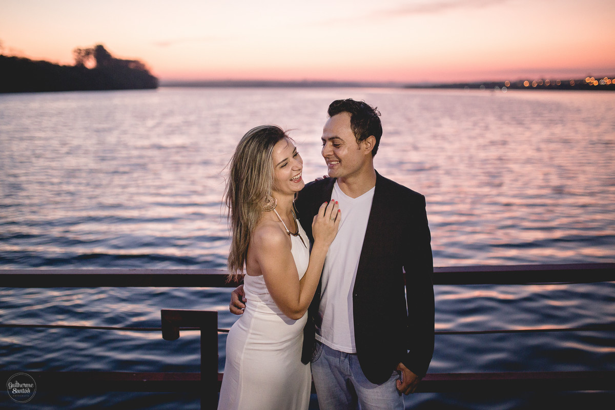 Ensaio pré casamento de Guilherme Santos Fotografia que rolou na Arealva – SP, sessão fotográfica no nascer do sol. Noivos se olhando e sorrindo na vista para uma linda paisagem.