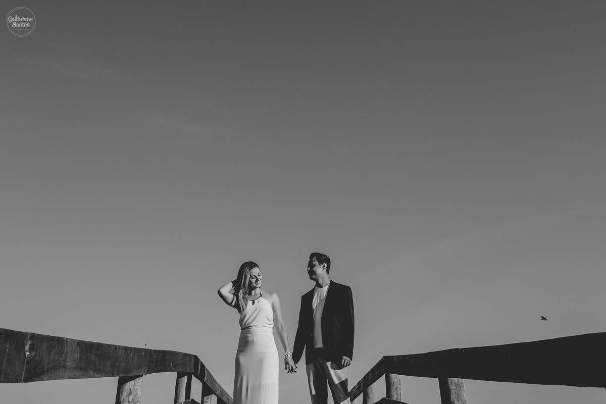 Ensaio pré casamento de Guilherme Santos Fotografia que rolou na Arealva – SP, sessão fotográfica no nascer do sol. Noivos se abraçando e sorrindo em um deck proximo ao rio, uma paisagem linda.