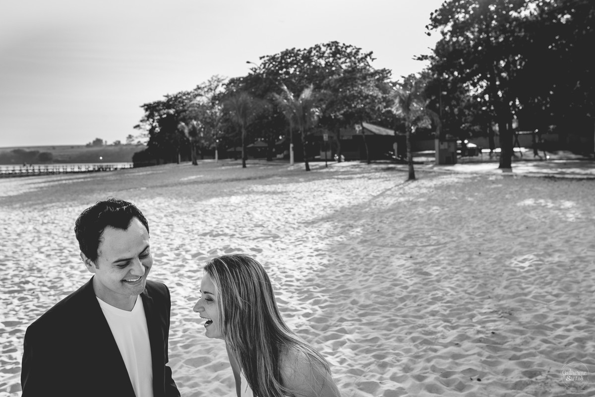 Ensaio pré casamento de Guilherme Santos Fotografia que rolou na Arealva – SP, sessão fotográfica no nascer do sol. Noivos se olhando e sorrindo em uma praia, uma paisagem linda.