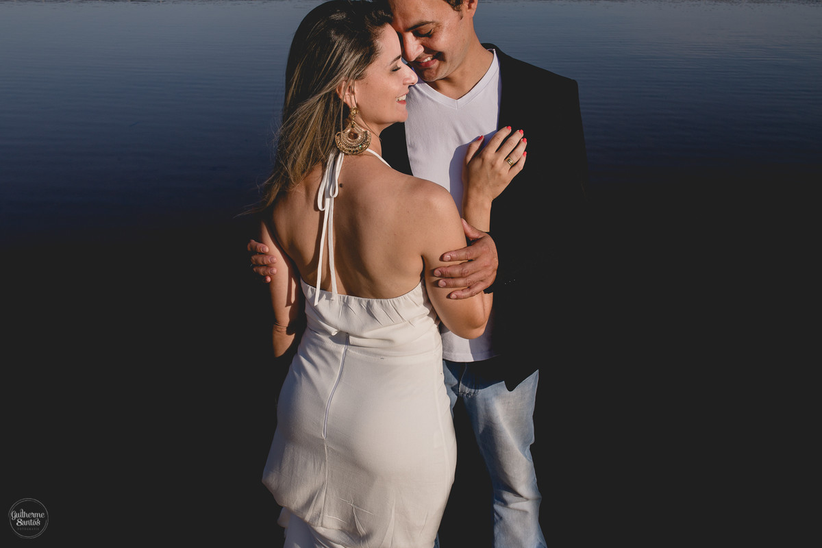 Ensaio pré casamento de Guilherme Santos Fotografia que rolou na Arealva – SP, sessão fotográfica no nascer do sol. Noivos se abraçando e sorrindo em um deck proximo ao rio, uma paisagem linda.