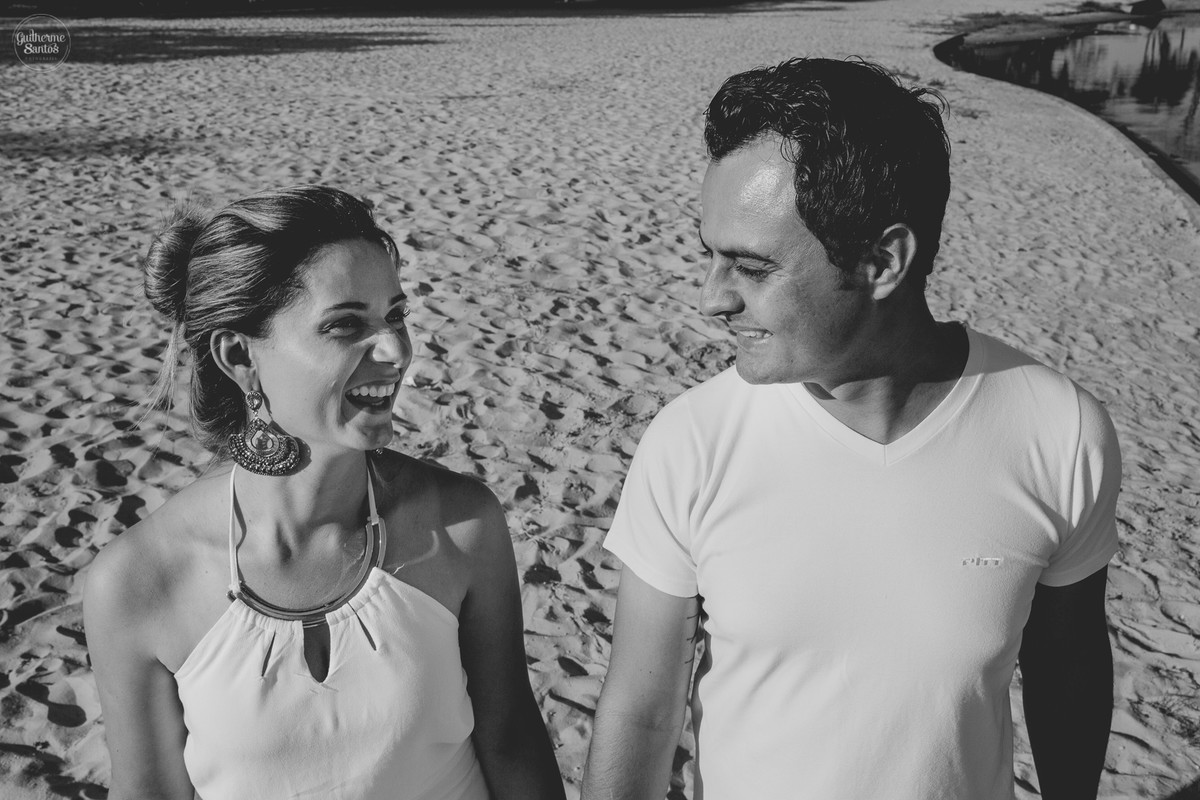 Ensaio pré casamento de Guilherme Santos Fotografia que rolou na Arealva – SP, sessão fotográfica no nascer do sol. Noivos se olhando e sorrindo em uma praia, uma paisagem linda.