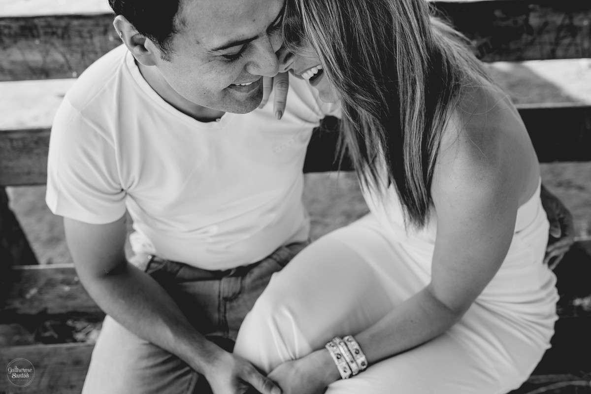 Ensaio pré casamento de Guilherme Santos Fotografia que rolou na Arealva – SP, sessão fotográfica no nascer do sol. Noivos se abraçando e sorrindo em um deck proximo ao rio, uma paisagem linda.
