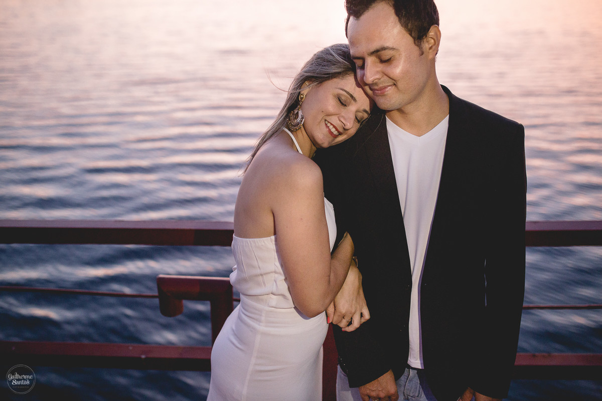 Ensaio pré casamento de Guilherme Santos Fotografia que rolou na Arealva – SP, sessão fotográfica no nascer do sol. Noivos se olhando e sorrindo na vista para uma linda paisagem.
