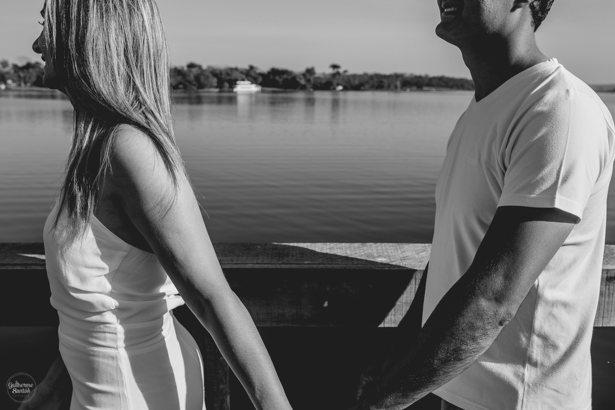 Ensaio pré casamento de Guilherme Santos Fotografia que rolou na Arealva – SP, sessão fotográfica no nascer do sol. Noivos se abraçando e sorrindo em um deck proximo ao rio, uma paisagem linda.