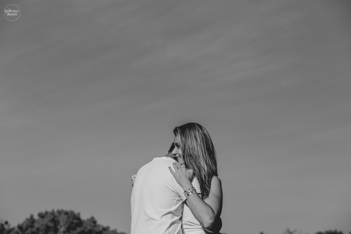 Ensaio pré casamento de Guilherme Santos Fotografia que rolou na Arealva – SP, sessão fotográfica no nascer do sol. Noivos se abraçando e sorrindo em um deck proximo ao rio, uma paisagem linda.