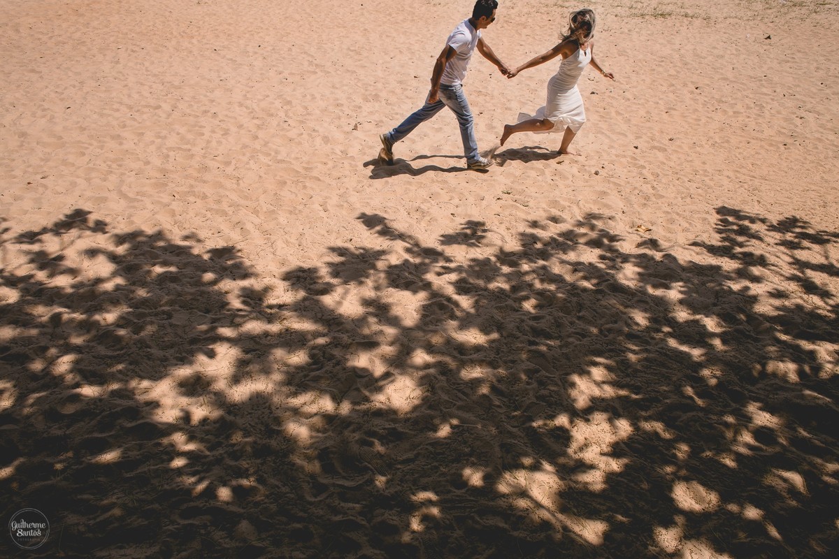 Ensaio pré casamento de Guilherme Santos Fotografia que rolou na Arealva – SP, sessão fotográfica no nascer do sol. Noivos sorrindo e correndo na areia em uma praia, uma paisagem linda.