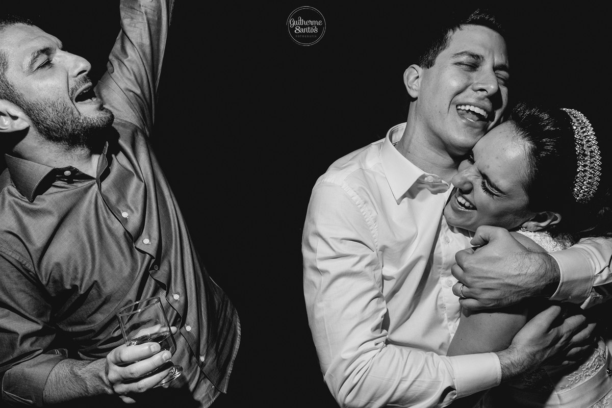 Fotografia de casamento pelo fotógrafo Guilherme Santos, noivos se abraçando, curtindo e cantando em festa de casamento