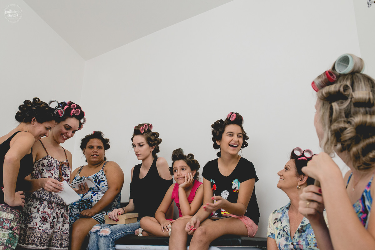 Fotografia de casamento pelo fotógrafo Guilherme Santos, noiva com a familia se arrumando para o casamento