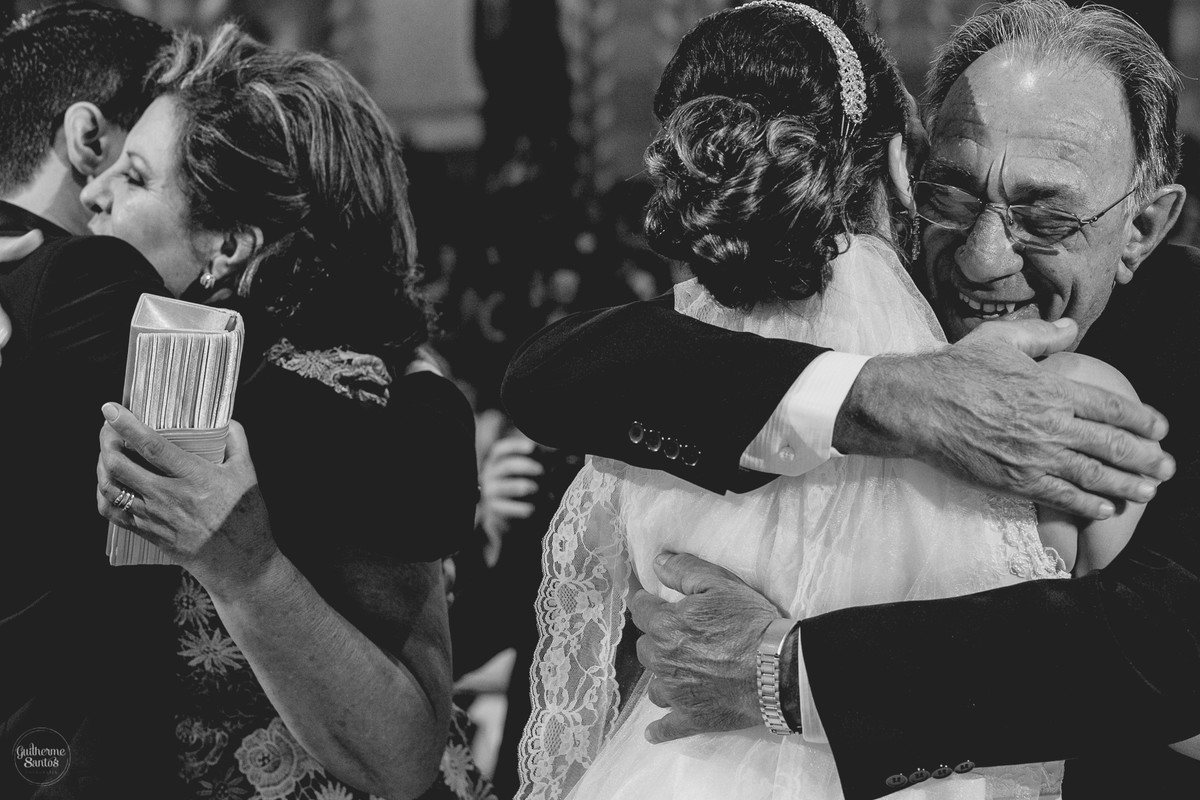 Fotografia de casamento pelo fotógrafo Guilherme Santos, pais cumprimentando os noivos no altar em cerimonia de casamento