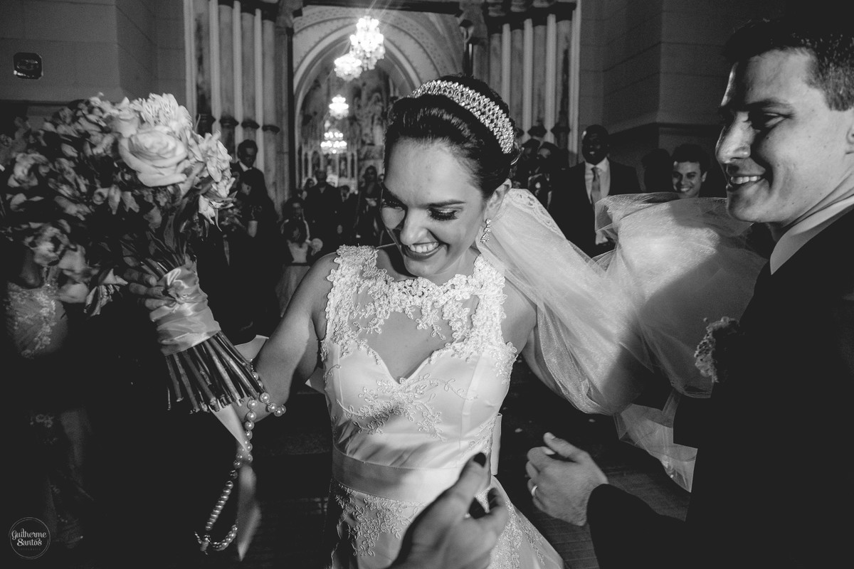 Fotografia de casamento pelo fotógrafo Guilherme Santos, noivos saindo de cerimonia de casamento felizes e curtindo o momento