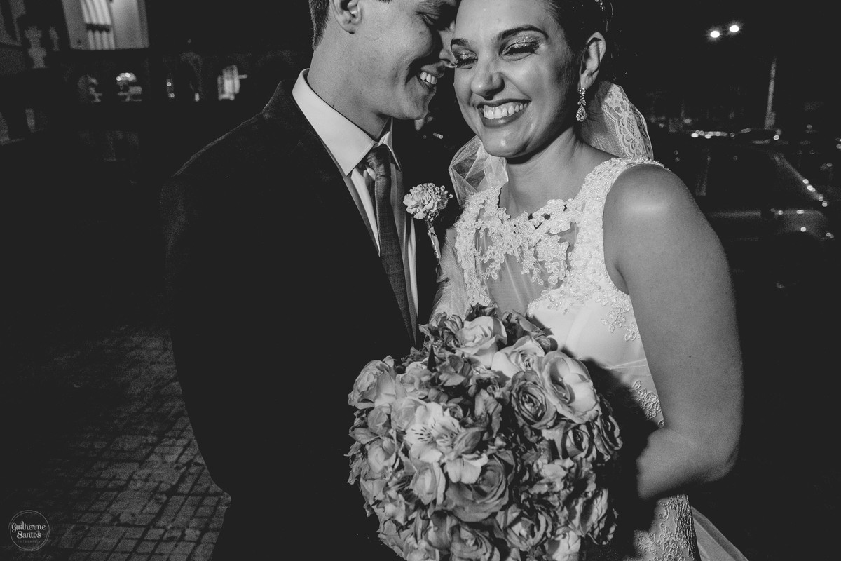 Fotografia de casamento pelo fotógrafo Guilherme Santos, noivos em sessão externa na frente da igreja