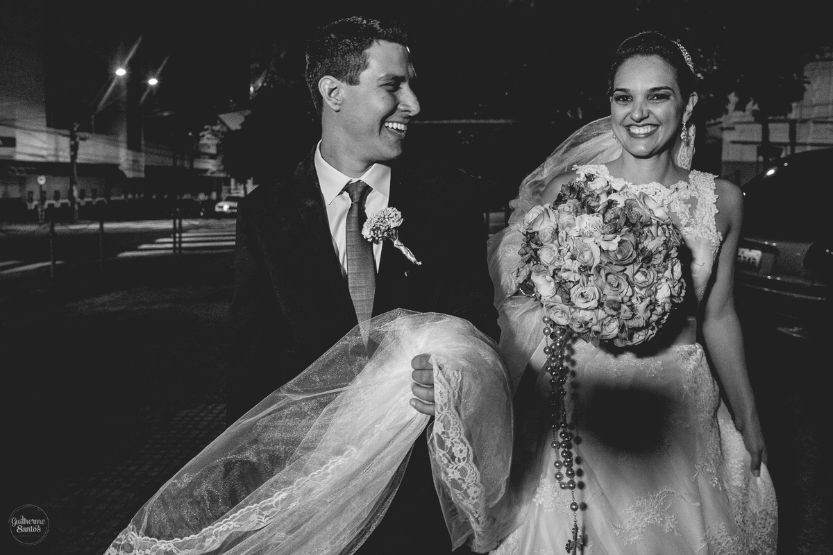 Fotografia de casamento pelo fotógrafo Guilherme Santos, noivos em sessão externa na frente da igreja