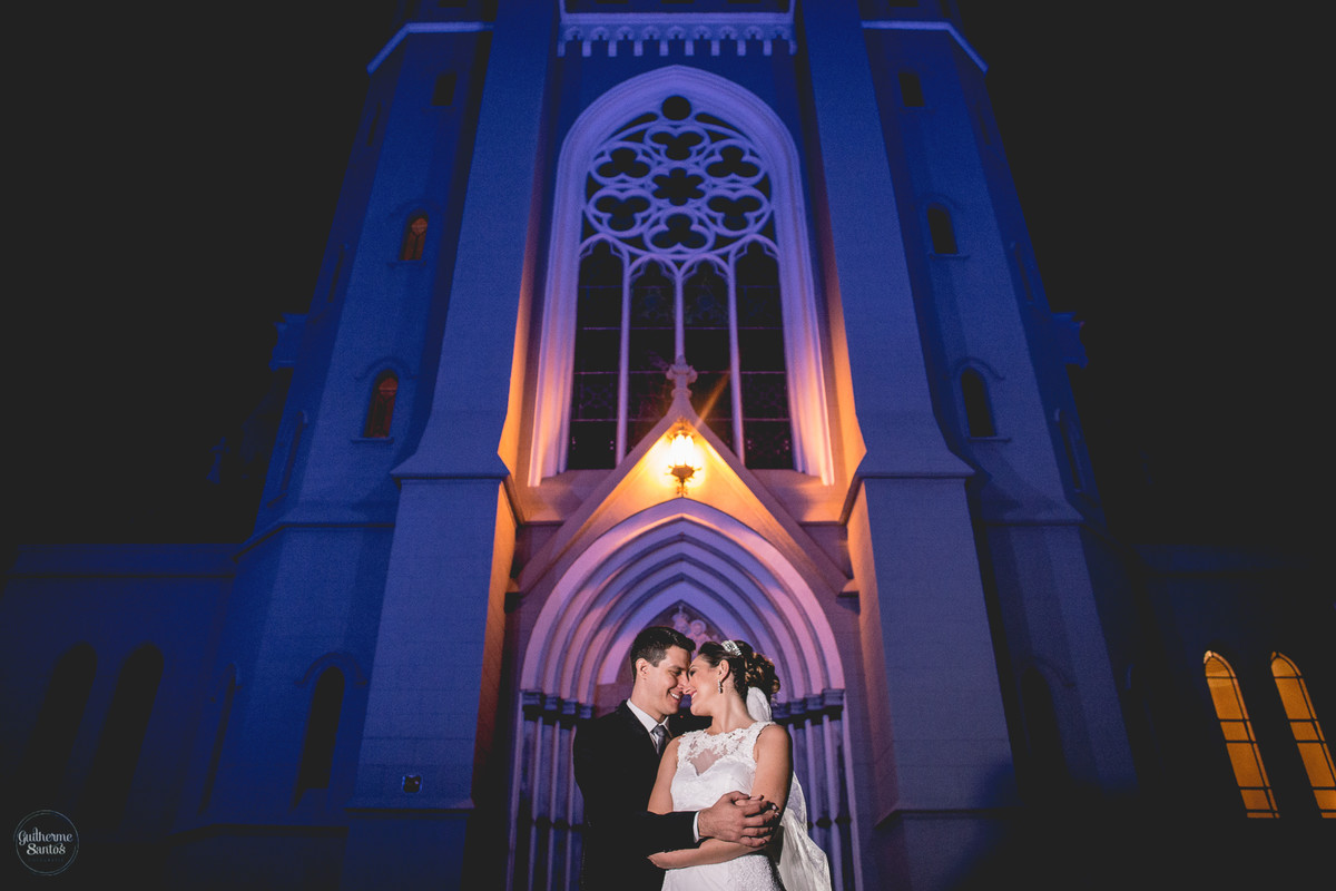 Fotografia de casamento pelo fotógrafo Guilherme Santos, noivos em sessão externa na frente da igreja