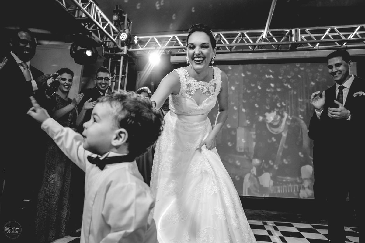 Fotografia de casamento pelo fotógrafo Guilherme Santos, noivos em festa de casamento