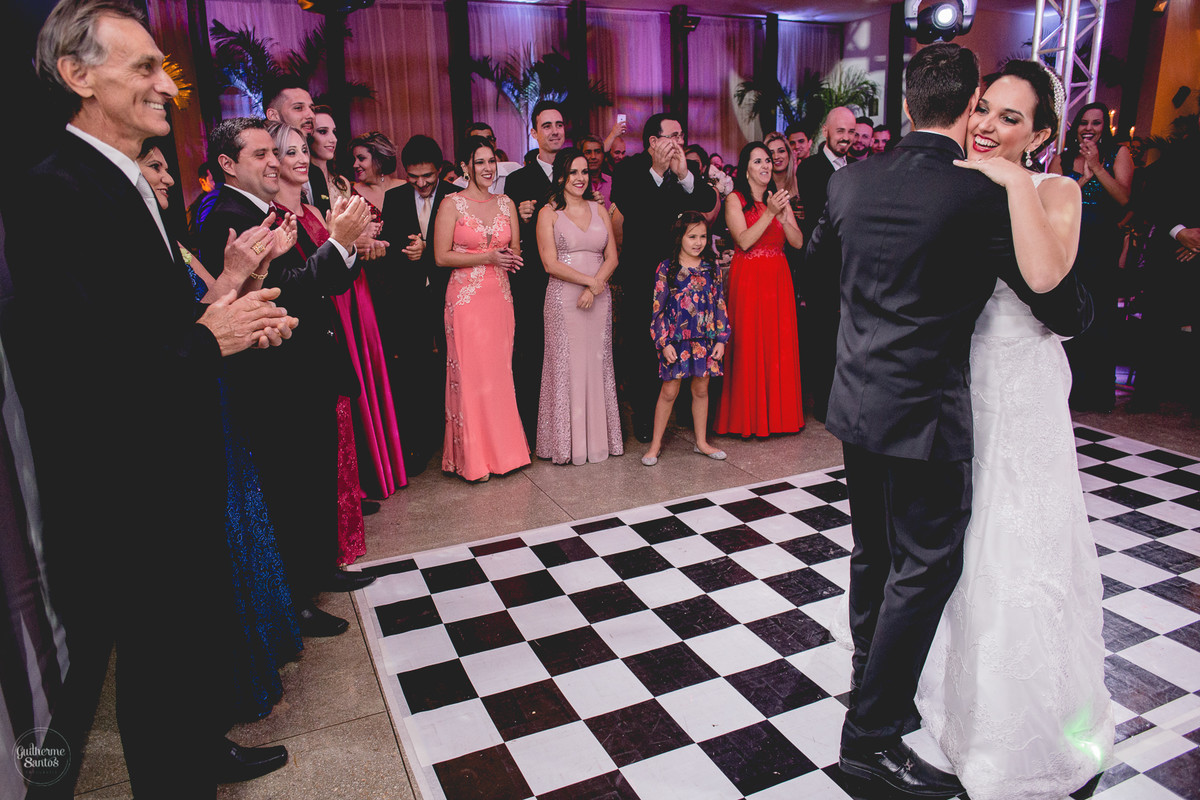 Fotografia de casamento pelo fotógrafo Guilherme Santos, noivos dançando em festa de casamento juntos com os convidados
