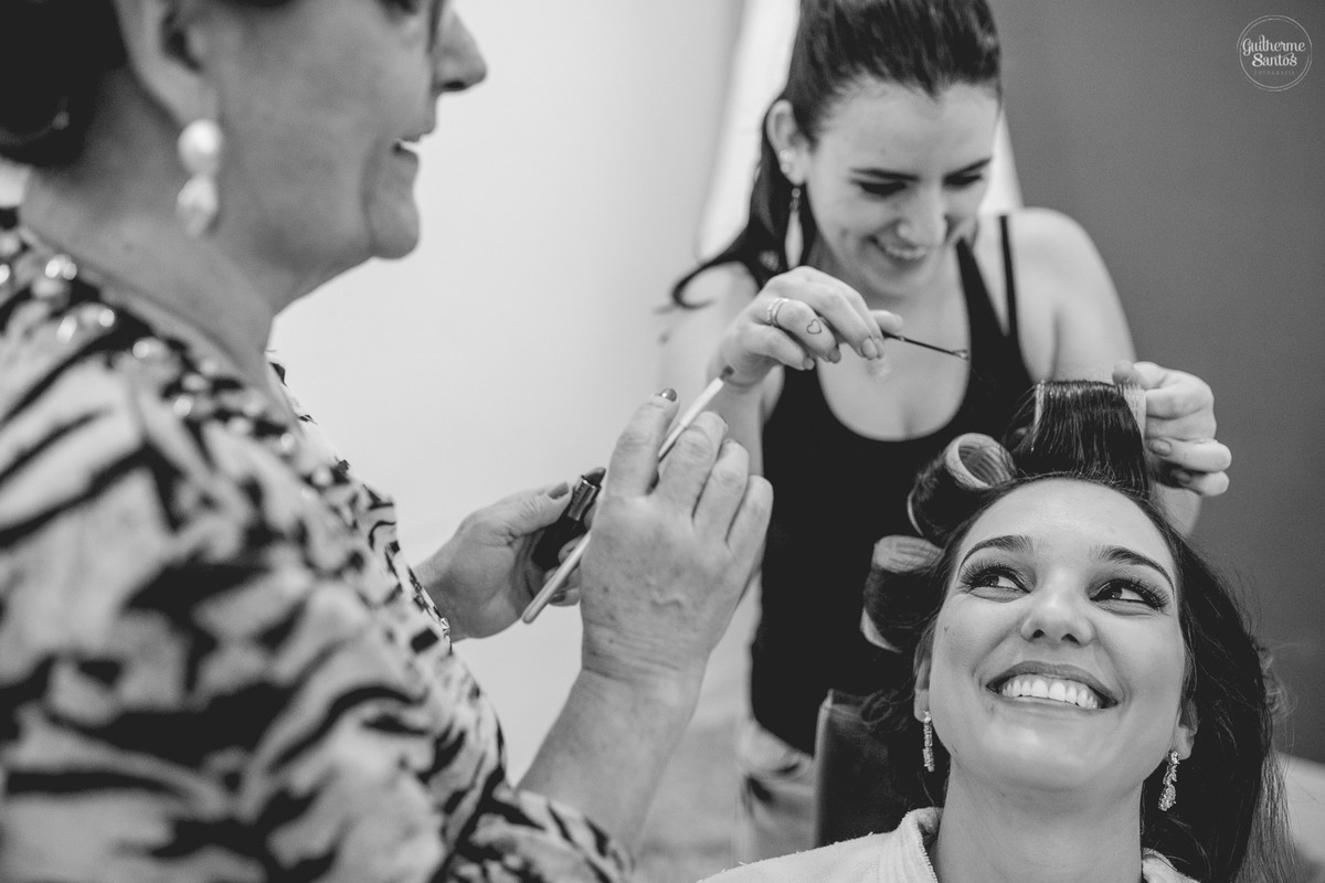 Fotografia de casamento pelo fotógrafo Guilherme Santos, noiva arrumando o cabelo para o casamento, noiva e as madrinhas sorrindo
