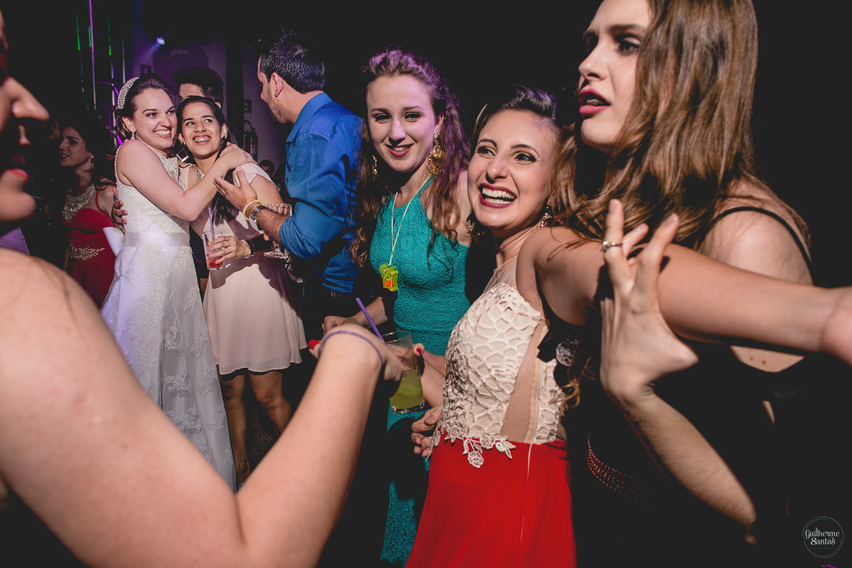 Fotografia de casamento pelo fotógrafo Guilherme Santos, noiva curtindo e cantando com os amigos em festa de casamento