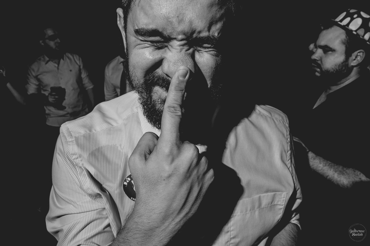 Fotografia de casamento pelo fotógrafo Guilherme Santos, amigo dos noivos curtindo em festa de casamento