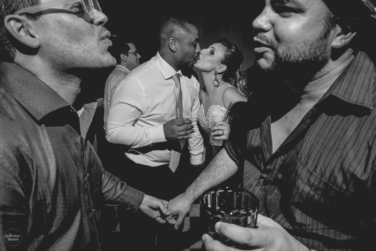 Fotografia de casamento pelo fotógrafo Guilherme Santos, noivo curtindo e cantando com os amigos em festa de casamento