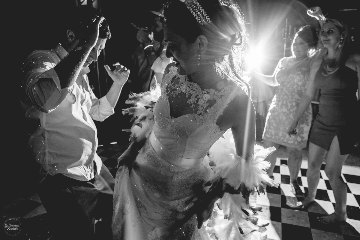 Fotografia de casamento pelo fotógrafo Guilherme Santos, noiva curtindo e cantando com os amigos em festa de casamento