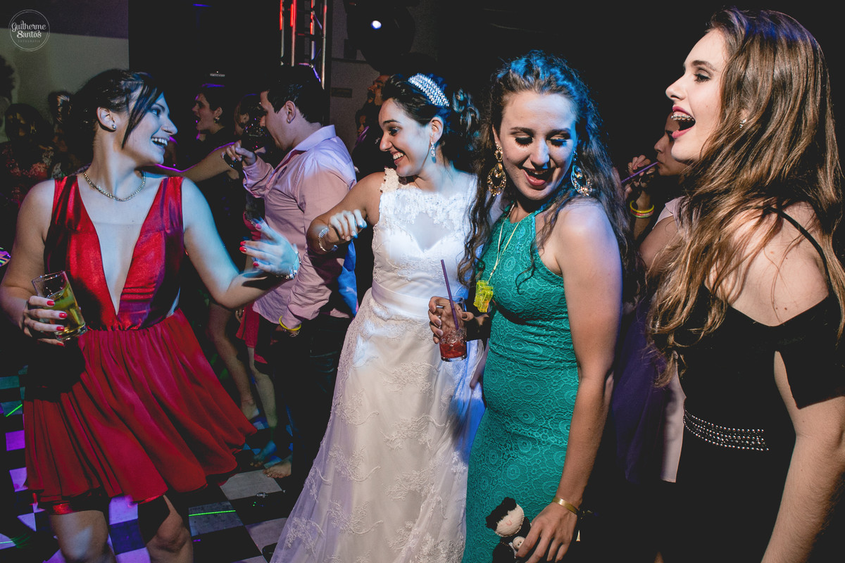 Fotografia de casamento pelo fotógrafo Guilherme Santos, noiva curtindo e cantando com os amigos em festa de casamento