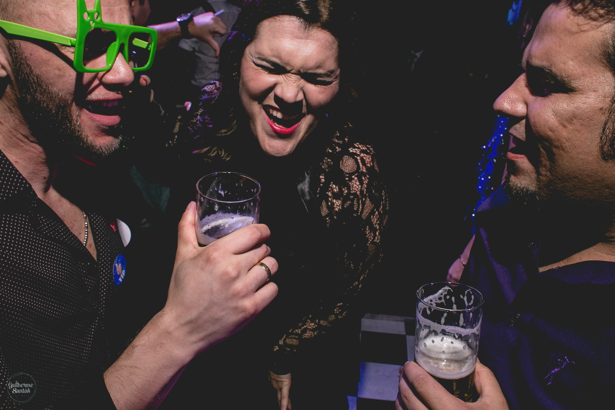 Fotografia de casamento pelo fotógrafo Guilherme Santos, amigos dos noivos curtindo e cantando em festa de casamento