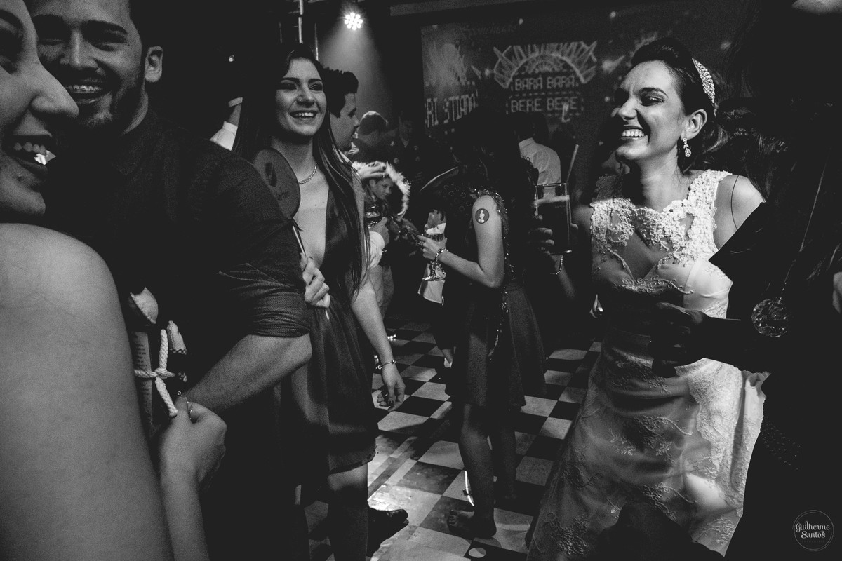 Fotografia de casamento pelo fotógrafo Guilherme Santos, noiva curtindo e cantando com os amigos em festa de casamento