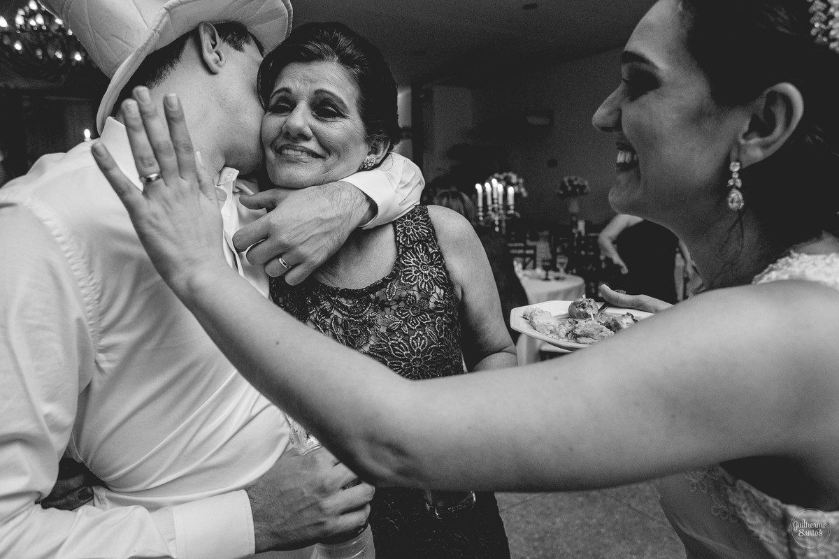 Fotografia de casamento pelo fotógrafo Guilherme Santos, noivo brincando com a sogra em festa de casamento