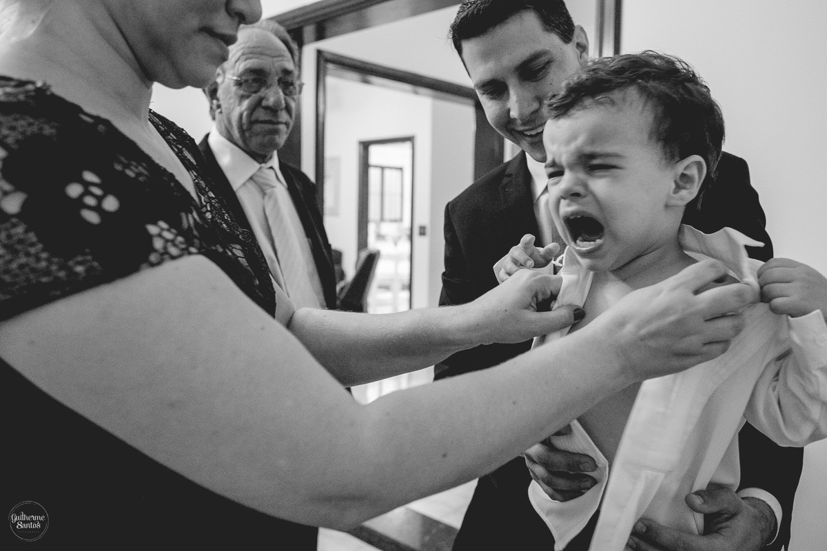 Fotografia de casamento pelo fotógrafo Guilherme Santos, familia do noivo se arrumando para o casamento, criança chorando