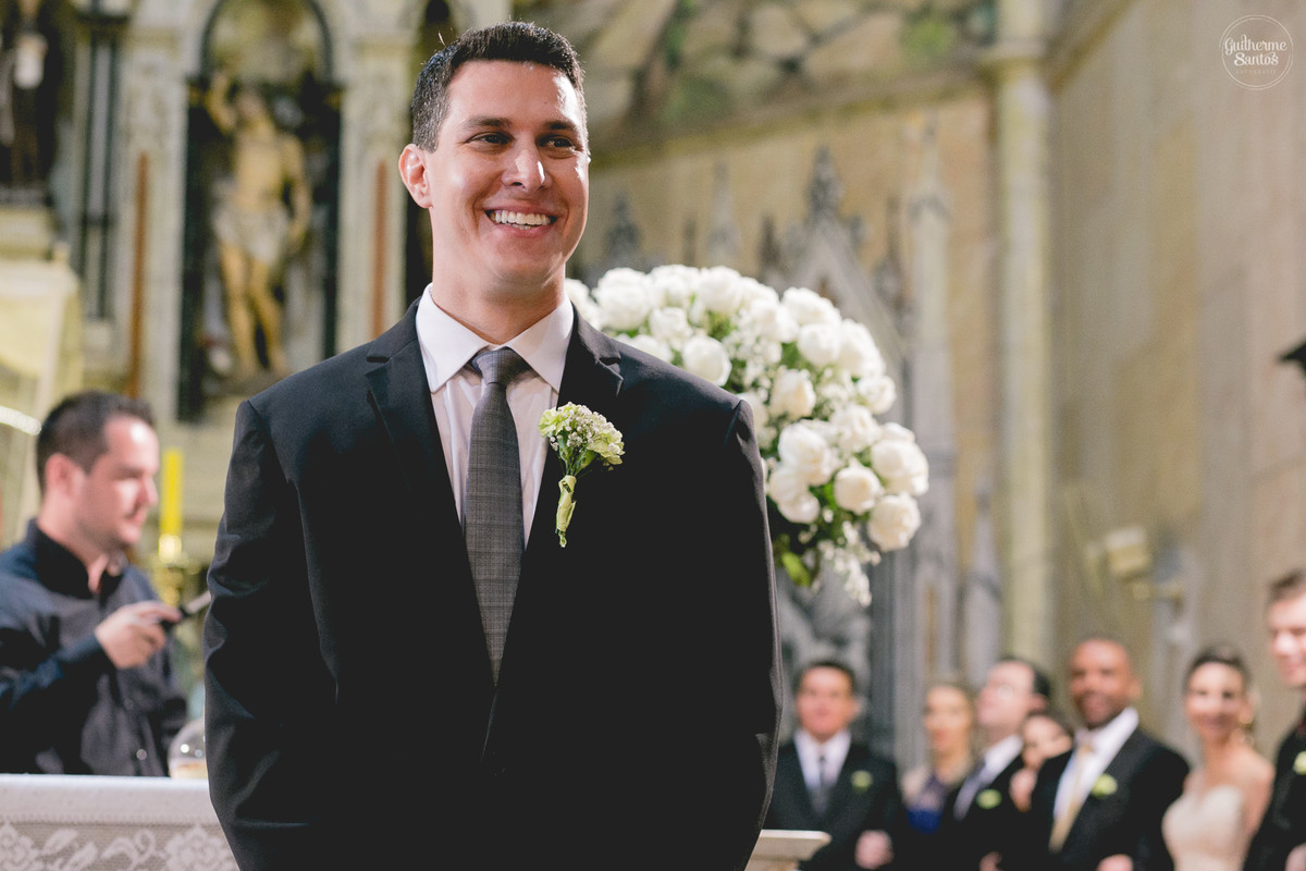 Fotografia de casamento pelo fotógrafo Guilherme Santos, noivo esperando a noiva no altar sorrindo e emocionado