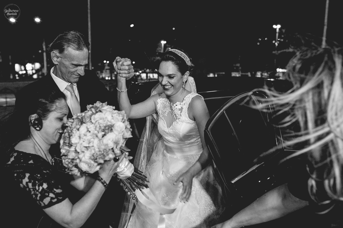 Fotografia de casamento pelo fotógrafo Guilherme Santos, pai da noiva levando ela para a cerimonia em frente da igreja
