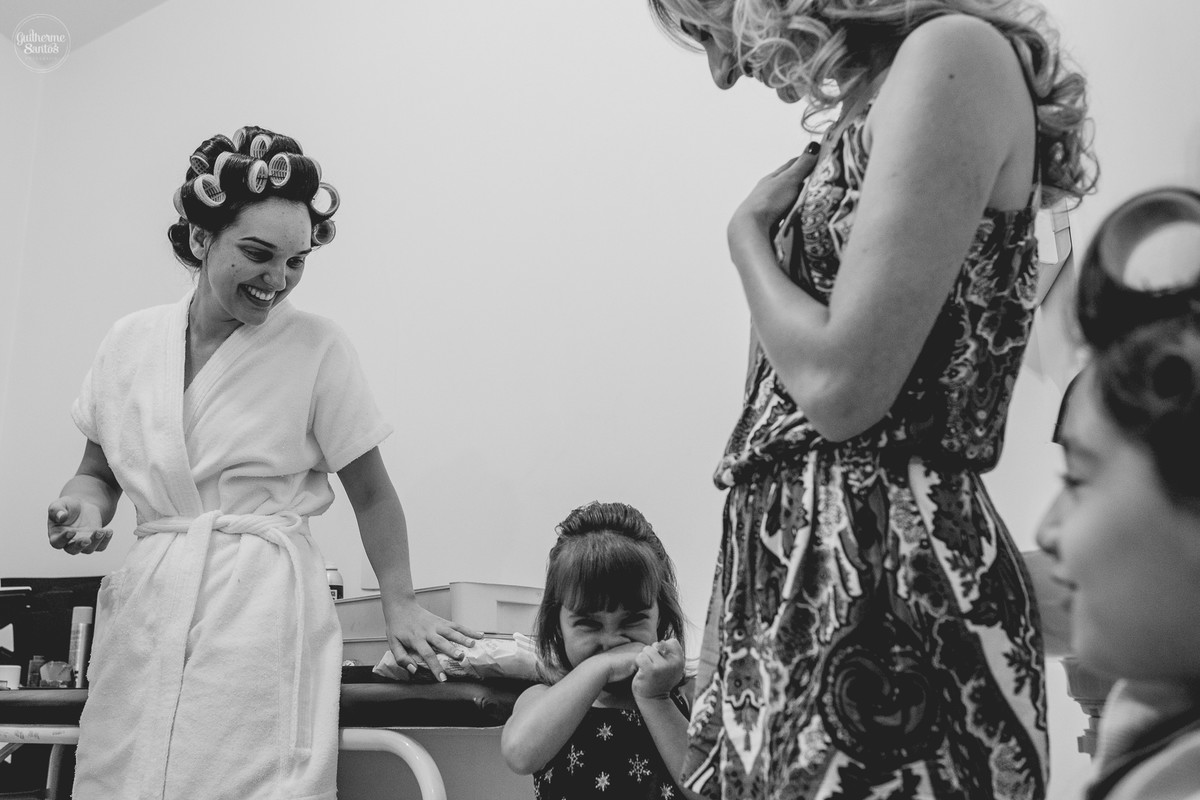 Fotografia de casamento pelo fotógrafo Guilherme Santos, noiva com a familia se arrumando para o casamento