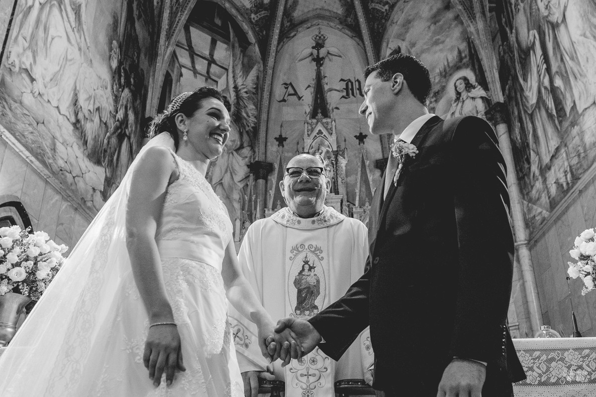 Fotografia de casamento pelo fotógrafo Guilherme Santos, noivos no altar sorrindo em cerimonia de casamento