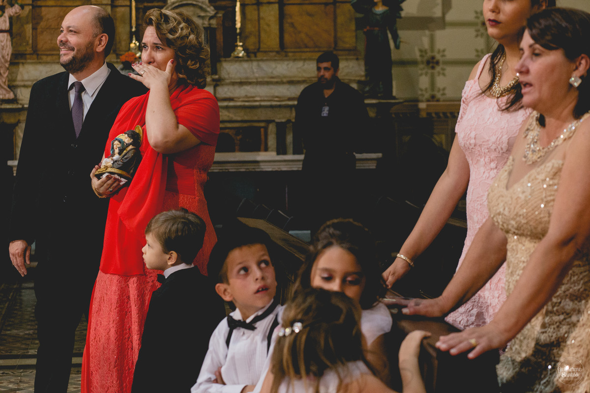 Fotografia de casamento pelo fotógrafo Guilherme Santos, padrinha se emocionando em cerimonia de casamento